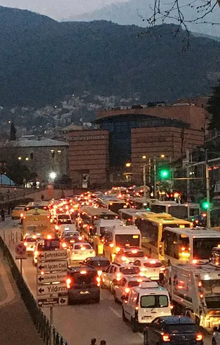 Bursa'da tepki çeken görüntü! Çağrılara kulak asmadılar