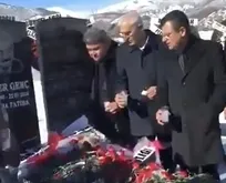 CHP’de mezarlık skandalı! Kamer Genç’in mezarı başında rakı içtiler