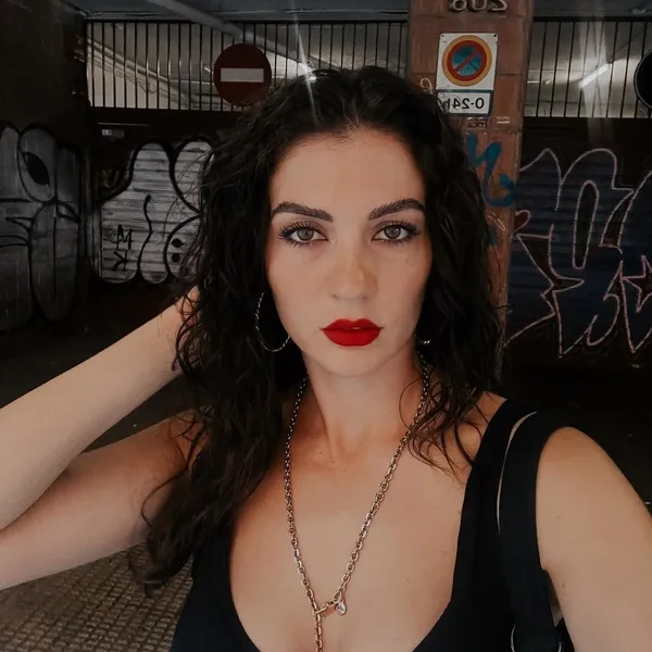 burcu-ozberk-yenilendim-deyip-yeni-imajini-paylasti-goren-donup-bir-daha-bakti-ilk-yorum-gokce-bahadirdan-1670366192231.jpg Burcu Özberk “Yenilendim” deyip yeni imajını paylaştı! Gören dönüp bir daha baktı! İlk yorum Gökçe Bahadır’dan...-2