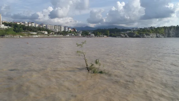 Düzce’de yaşanan sel sonrası deniz iki renk oldu-5
