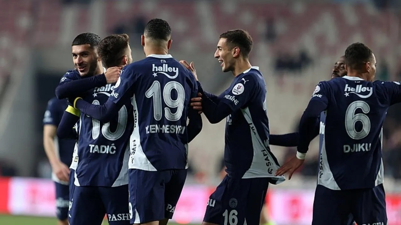 Fener’de büyük temizlik: Takımdan gidecekleri ve yola devam edilecek isimleri Mou belirleyecek