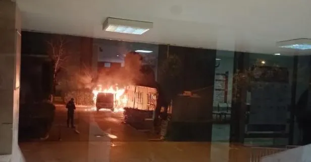 Gece yarısı yangın paniği! Pendik’te polis aracı yandı, alevler hastanenin arşiv binasına sıçradı