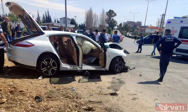 Antalya'da feci kaza: Otel servisi otomobille çarpışarak devrildi - 7