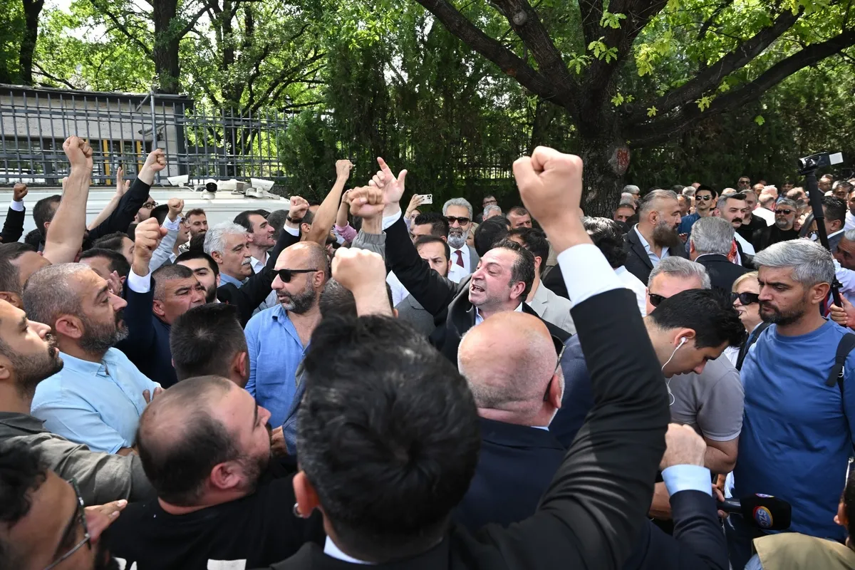 CHP'liler Meclis önünde birbirini yumruklarken Veli Ağbaba sigara keyfi yaptı-2