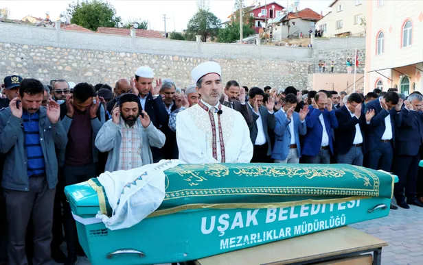 usakta-cikan-ev-yanginindan-hayatini-kaybeden-baba-ve-3-cocugu-topraga-verildi-1571852312996.jpg Uşak’ta çıkan ev yangınından hayatını kaybeden baba ve 3 çocuğu toprağa verildi-2