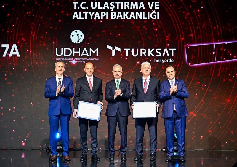 ve-imzalar-atildi-tursat-7a-icin-kritik-adim-1750327360995.jpeg Ve imzalar atıldı! TÜRSAT 7A için kritik adım-2