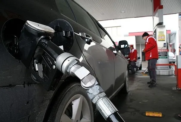 Rusya-Ukrayna savaşı Avrupa’yı vurdu! Akaryakıt fiyatları uçtu: Bir günde 8 euro zam