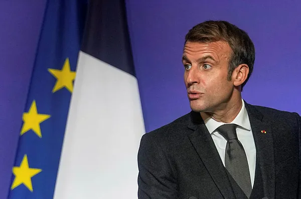 Fransa Cumhurbaşkanı Emmanuel Macron'a dokunan yanar! "Macron istifa" diye bağırdı psikiyatri servisine gönderildi-4