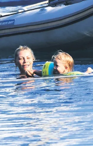 Seray çocuk sever! Denizde neşeli anlar...