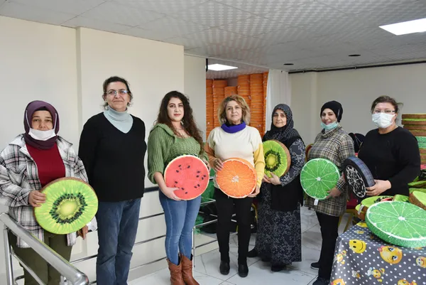 aksarayda-7-kadin-altinlarini-satip-kooperatif-kurdu-simdi-pantolon-ve-minder-siparislerine-yetisemiyorlar-1617438762369.jpg Aksaray'da 7 kadın altınlarını satıp kooperatif kurdu! Şimdi pantolon ve minder siparişlerine yetişemiyorlar-7