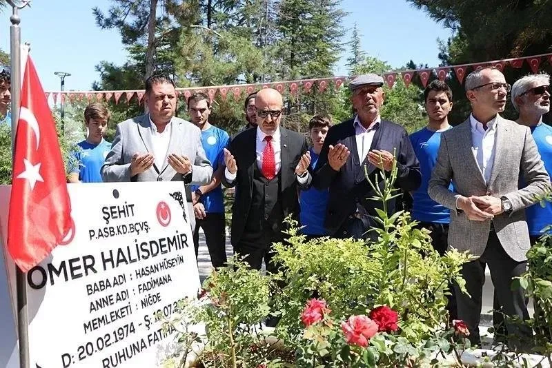 Aksakallı, şehit Ömer Halisdemir'in mezarı başında dua etmişti. (AA)