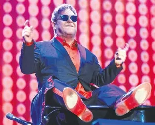 Elton şovunu yaptı