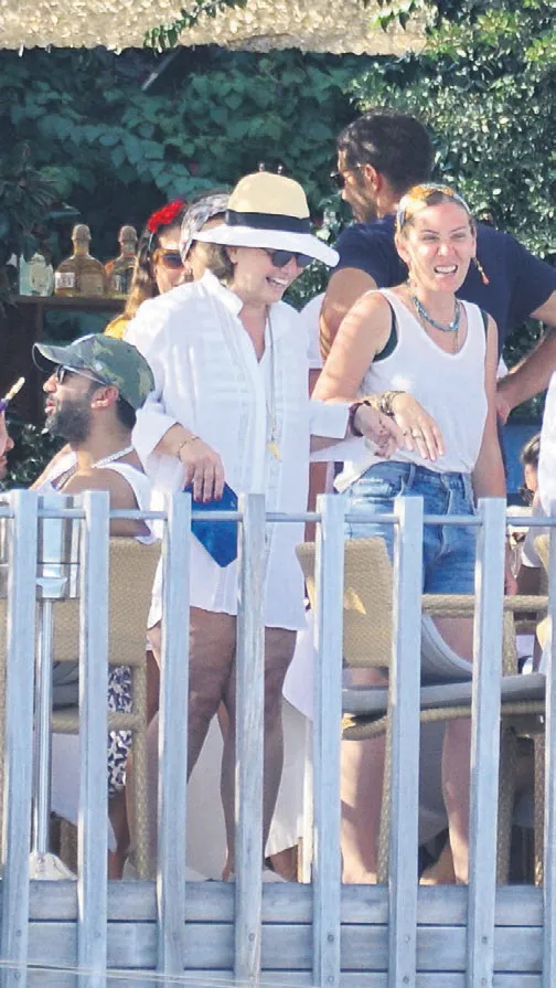 rezzan-benardete-ile-is-adami-taha-tatlicinin-aski-ilk-kez-belgelendi-1596313424851.jpg Rezzan Benardete ile iş adamı Taha Tatlıcı'nın aşkı ilk kez belgelendi!-3