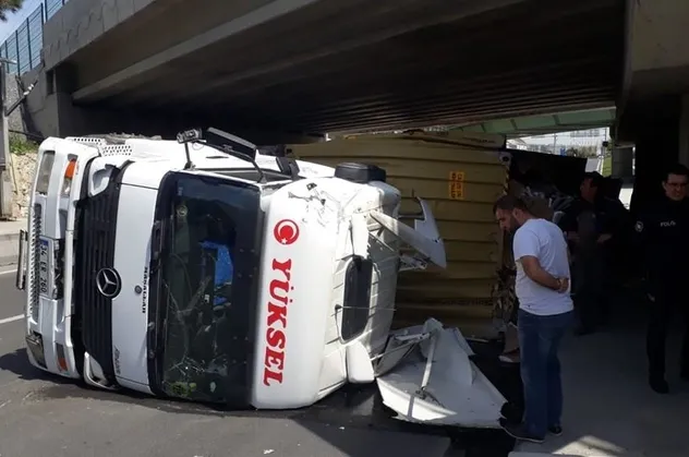 Son dakika: Bakırköy'de köprüye sıkışan TIR devrildi