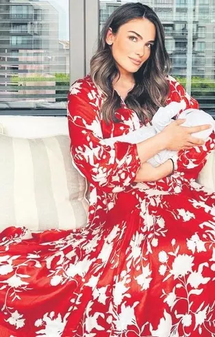 Açalya Samyeli Danoğlu bebeği Fettah Baran'la poz verdi