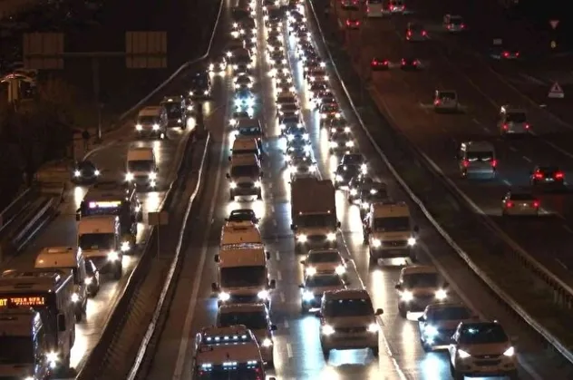 Son dakika: Haftanın ilk iş gününde İstanbul'da trafik durma noktasına geldi!
