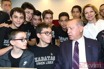 Başkan Erdoğan, öğrencilerle çay içip söylenen şarkıya eşlik etti
