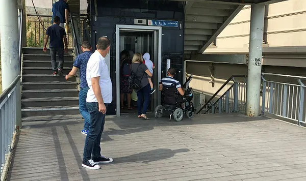 metrobus-duraginda-engelliyi-asansor-sirasinda-beklettiler-garip-garip-bakiyorlar-1594277990445.jpg