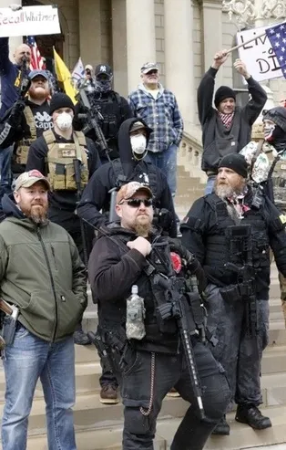 Son dakika: ABD'de iç savaş görüntüleri! Silahlarla sokağa döküldüler!