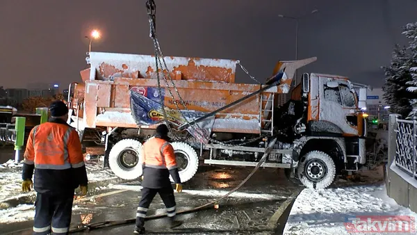 Beylikdüzü'nde kar küreme aracı devrildi! - 6