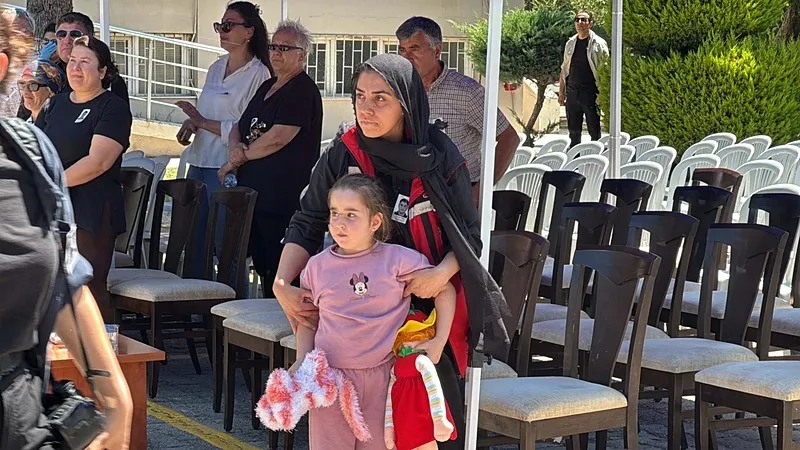 gittigi-kades-ihbarinda-sehit-dusen-polis-memuru-tayfun-basa-veda-1781448112811.jpeg KADES ihbarına gitti şehit düştü! Polis memuru Tayfun Baş'a eşinden yürek yakan sözler: Cennete gidiyorsun | Kızı peluş oyuncağı ile veda etti-4