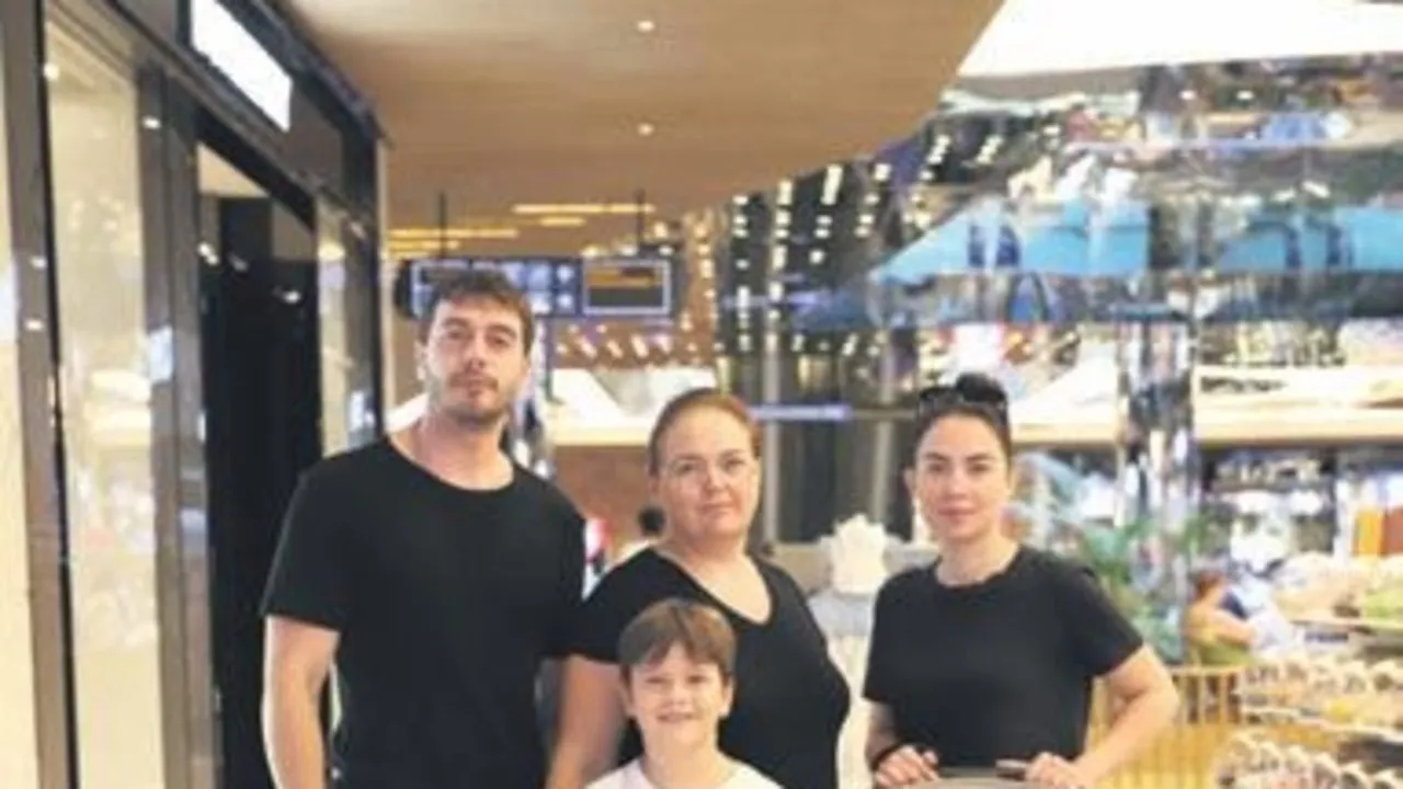 İsmail Ege Şaşmaz ve Hande Ünal’dan mutlu aile pozu