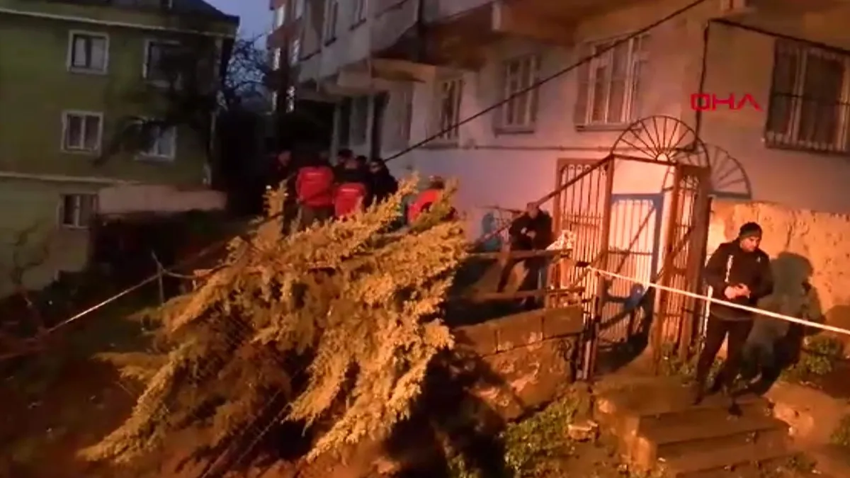 Beyoğlu'nda panik anları! Binanın istinat duvarı çöktü: Ekipler bölgede