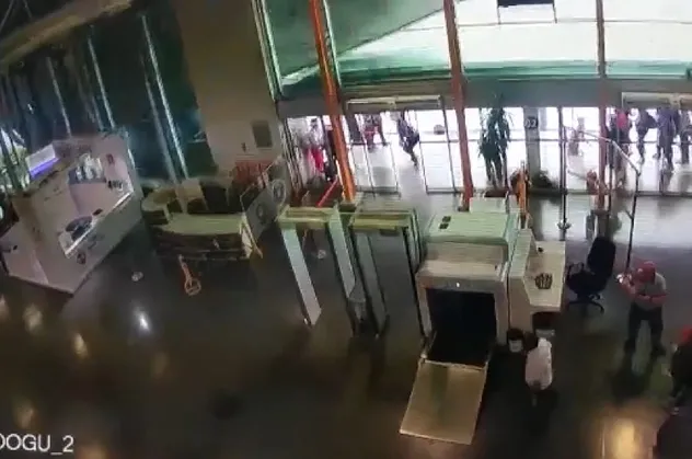 Bursa'da otobüs terminalinin çatısı böyle çöktü! Panik anları kamerada