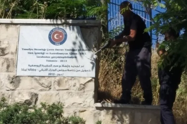 AK Parti'den İsrail'in Kudüs'teki mezarlıkta bulunan TİKA tabelalarını sökmesine sert tepki!