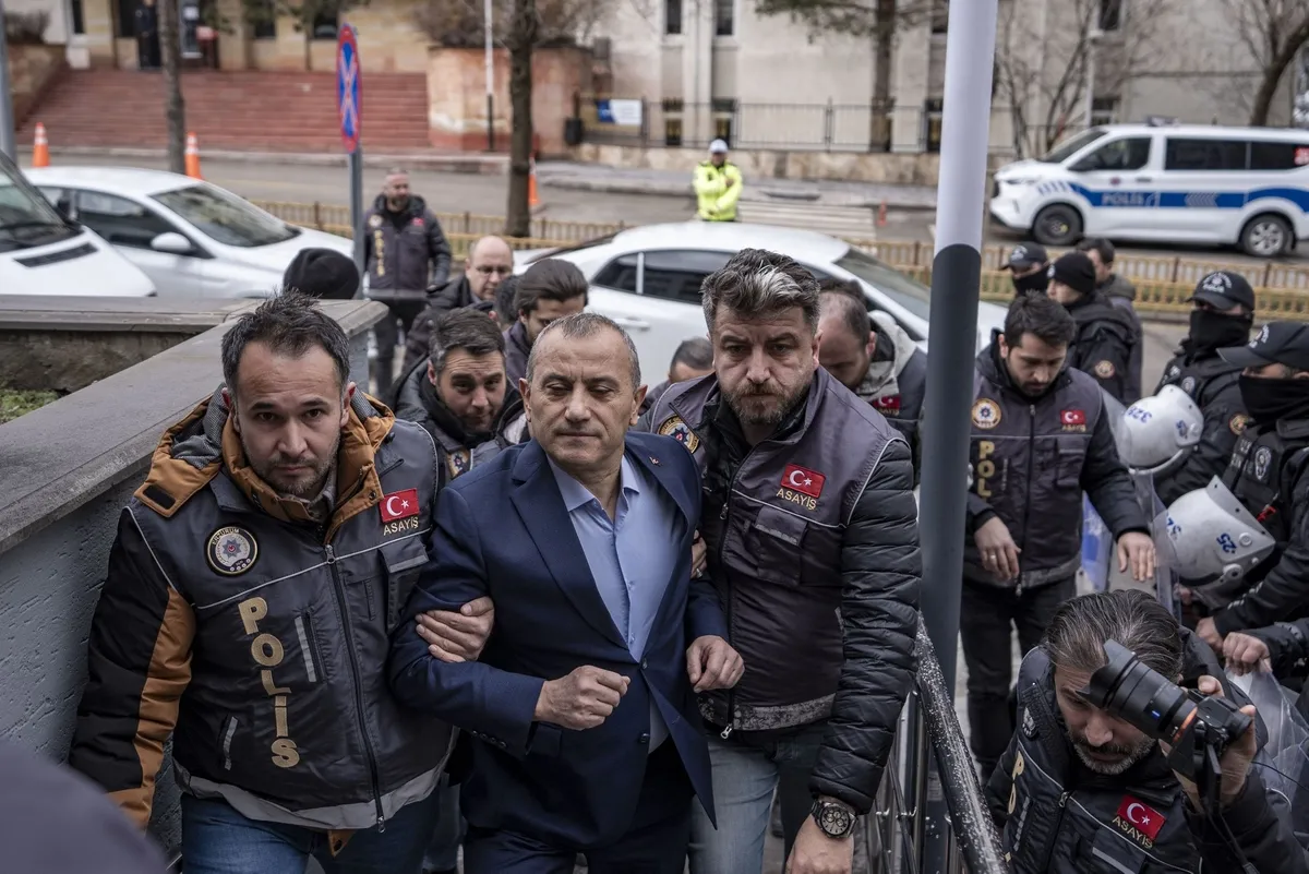 tuncay-sonelin-oglu-mustafa-turkay-sonelin-kamuflajli-silahli-fotografi-ortaya-cikti-1777020080708.jpeg Tuncay Sonel’in oğlu Mustafa Türkay Sonel’in kamuflajlı ve silahlı fotoğrafı ortaya çıktı-4