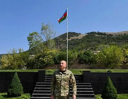 Gardaş bayrağı göndere çekildi