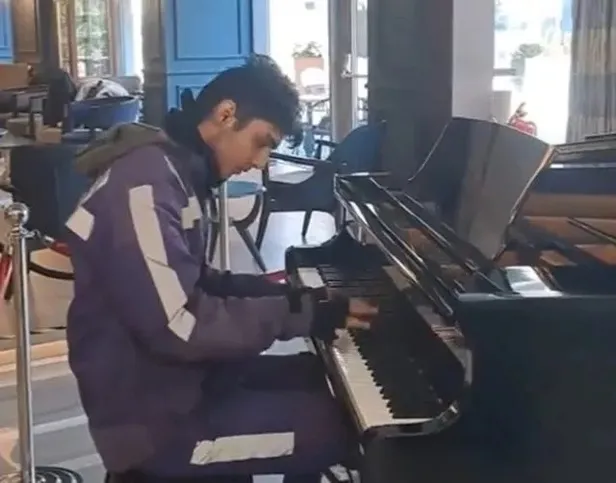 piyano-calan-kurye-videosu-sosyal-medyada-viral-oldu-piyano-calan-kurye-muharrem-can-incir-kim-nereli-kac-yasi-1673518417635.jpeg