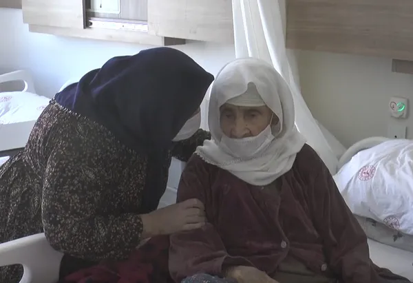 12-cocuk-100u-askin-torun-sahibi-olan-120-yasindaki-kadin-koronavirusu-yendi-1603875079168.jpg 12 çocuk, 100'ü aşkın torun sahibi olan 120 yaşındaki kadın, koronavirüsü yendi-4