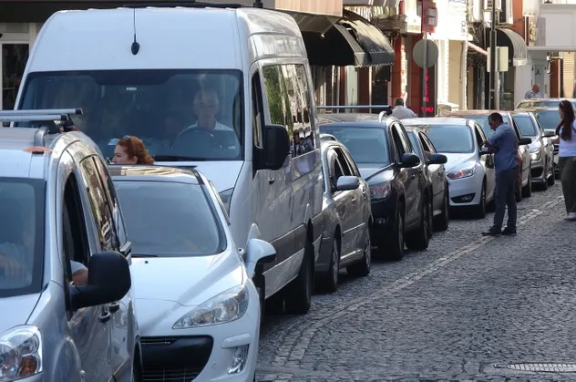 Çanakkale iskelelerinde bayram yoğunluğu! Uzun kuyruklar oluştu