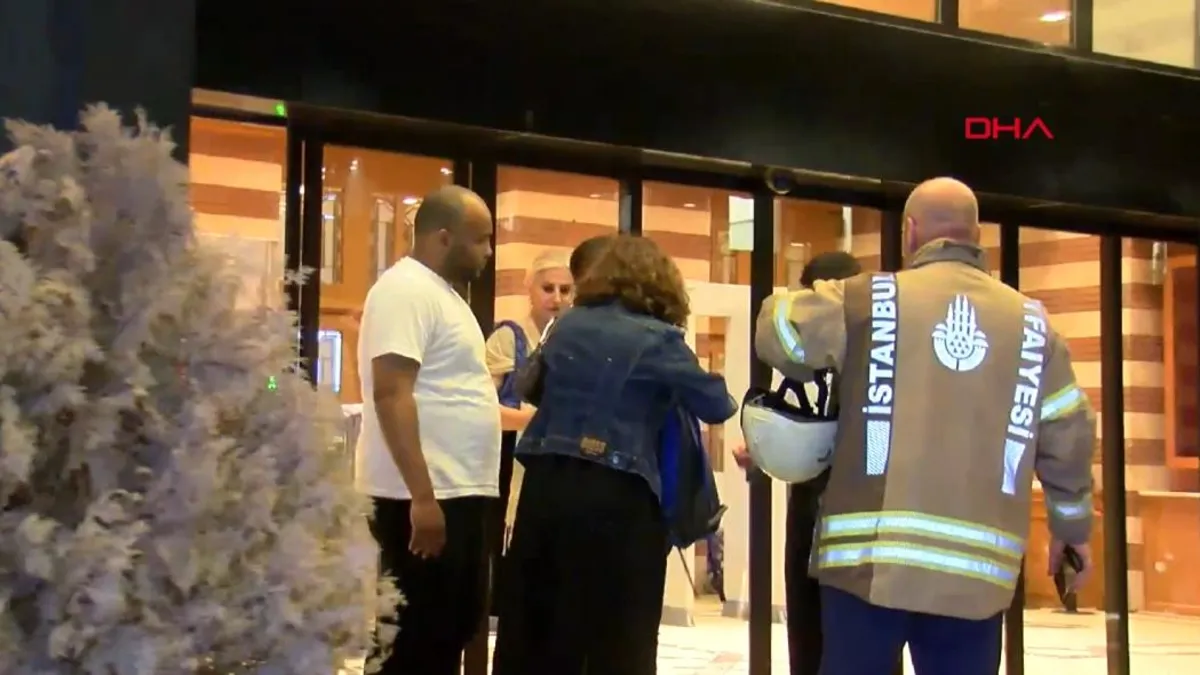 İZLE I Cemal Reşit Rey Konser Salonu’nda led ekran öğrencilerin üzerine düştü: Yaralılar var