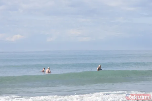 Aralık ayının ortasında deniz keyfi! Görüntüler Antalya Side'den - 1