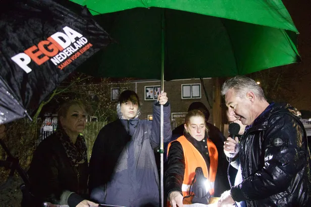 Hollanda'da skandal! Cami önünde İslam karşıtı gösteri-2