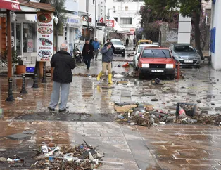 Sağanak yağış Bodrum'u vurdu! Sel araçları sürükledi
