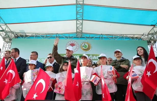 Başkan Erdoğan, "Geleceğe nefes" programında çocuklar ile birlikte "Tohumlar fidana" şarkısını seslendirdi-2