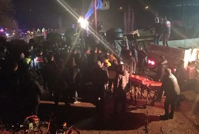 Uygulama yapan polislere TIR çarptı