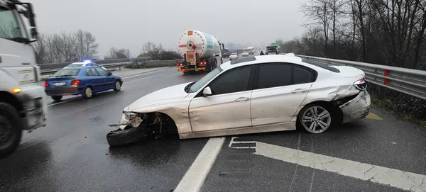 son-dakika-tem-otoyolunda-meydana-gelen-zincirleme-kazada-6-luks-arac-birbirine-girdi-1608025562851.jpg SON DAKİKA: TEM Otoyolu'nda meydana gelen zincirleme kazada 6 lüks araç birbirine girdi-3