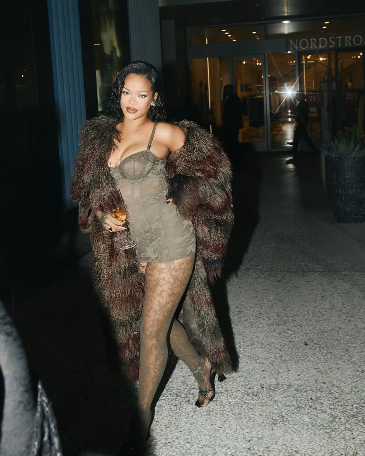 dunyaca-unlu-sarkici-rihanna-solugu-turk-mahkemesinde-aldi-arapca-isim-savunmasi-ise-yaramadi-1786342086192.jpg Dünyaca ünlü şarkıcı Rihanna soluğu Türk mahkemesinde aldı: "Arapça isim" savunması işe yaramadı-4