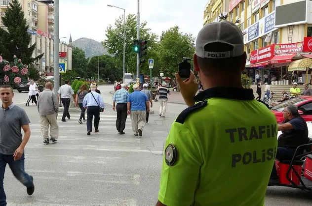 Yayalar için ‘kırmızı’ alarm! Kamerayla kayıt altına alarak tek tek ceza yazdılar