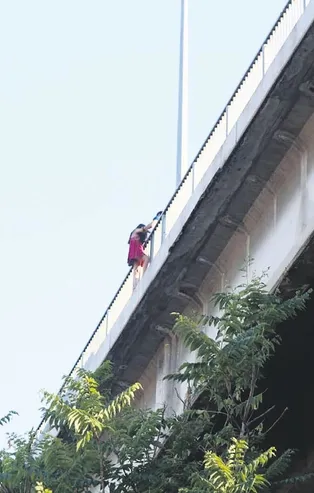 Köprüye çıkan kadın panik yarattı!