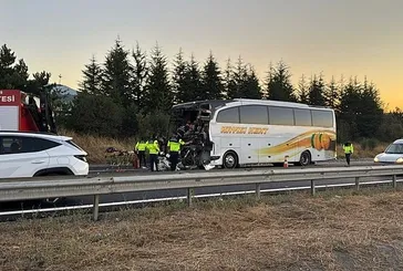 Anadolu Otoyolu'nun Bolu kesiminde otobüsün kamyona çarptığı kazada 1 kişi öldü, 10 kişi yaralandı