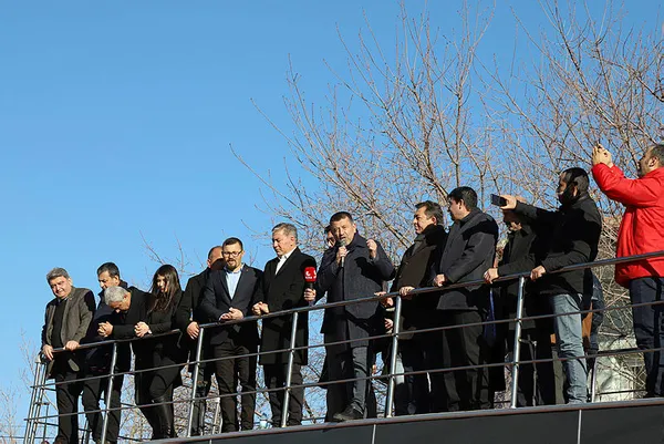 veli-agbaba-adayi-sordu-chpliler-kemal-kilicdaroglu-diye-bagirdi-ekrem-imamoglu-ve-mansur-yavas-oyun-disi-kaldi-1640600833381.jpg Veli Ağbaba adayı sordu ama CHP'liler zorla "Kemal Kılıçdaroğlu" dedi!-4