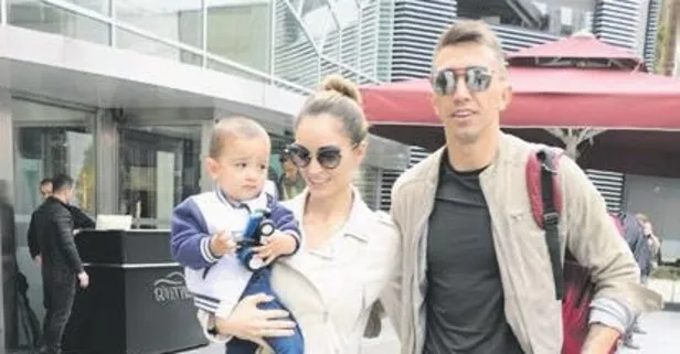 Galatasaray’ın file bekçisi Fernando Muslera, eşi Patricia Callero ve oğlu ile birlikte İstinyePark’ta objektiflere takıldı
