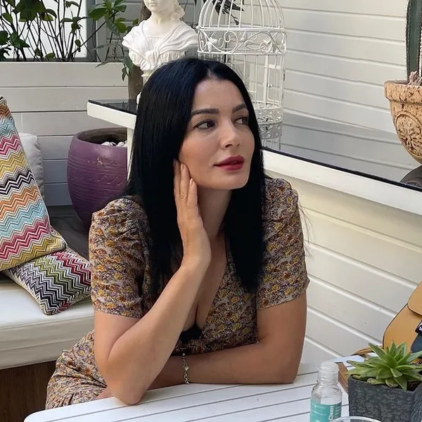 aleyna-tilkinin-annesi-havva-oztel-koronaviruse-yakalandigini-duyurdu-hayat-eve-sigdi-dedi-yataktan-paylasti-1630430706840.jpg Aleyna Tilki’nin annesi Havva Öztel koronavirüse yakalandığını duyurdu! ‘Hayat eve sığdı’ dedi yataktan paylaştı-4