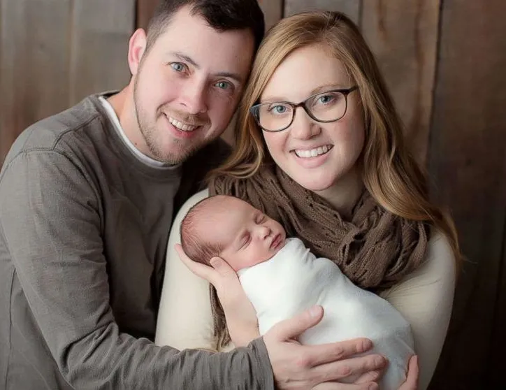 Anne ile kızı arasında 2 yaş var