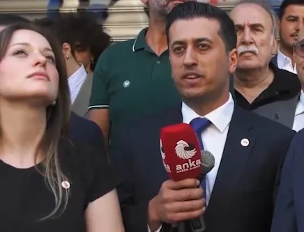 yeni-partide-kursu-gafi-ilce-baskani-partisinin-adini-karistirdi-1788119126450.jpeg Yeni Parti’de kürsü gafı: Kadıköy İlçe Başkanı Caner Sarıtaş, partisinin adını karıştırdı-2